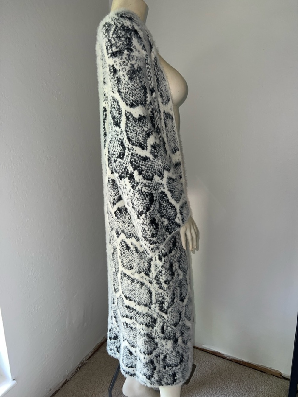 DEIL Soft Snow Leopard Print Long Open Bell Sleeves Oversized Cardigan OS - Picture 5 of 6